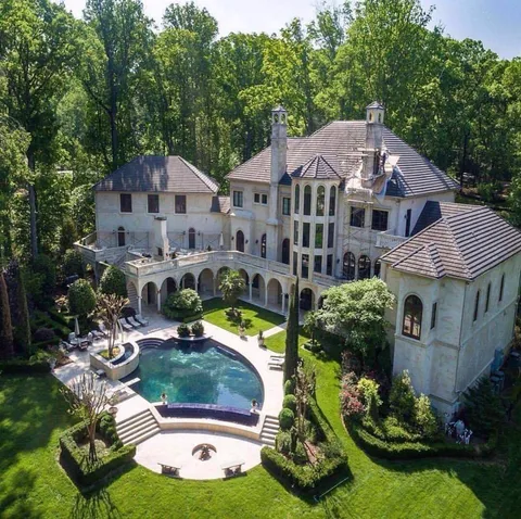 Beautiful Secluded Mansion [1242 x 1236]