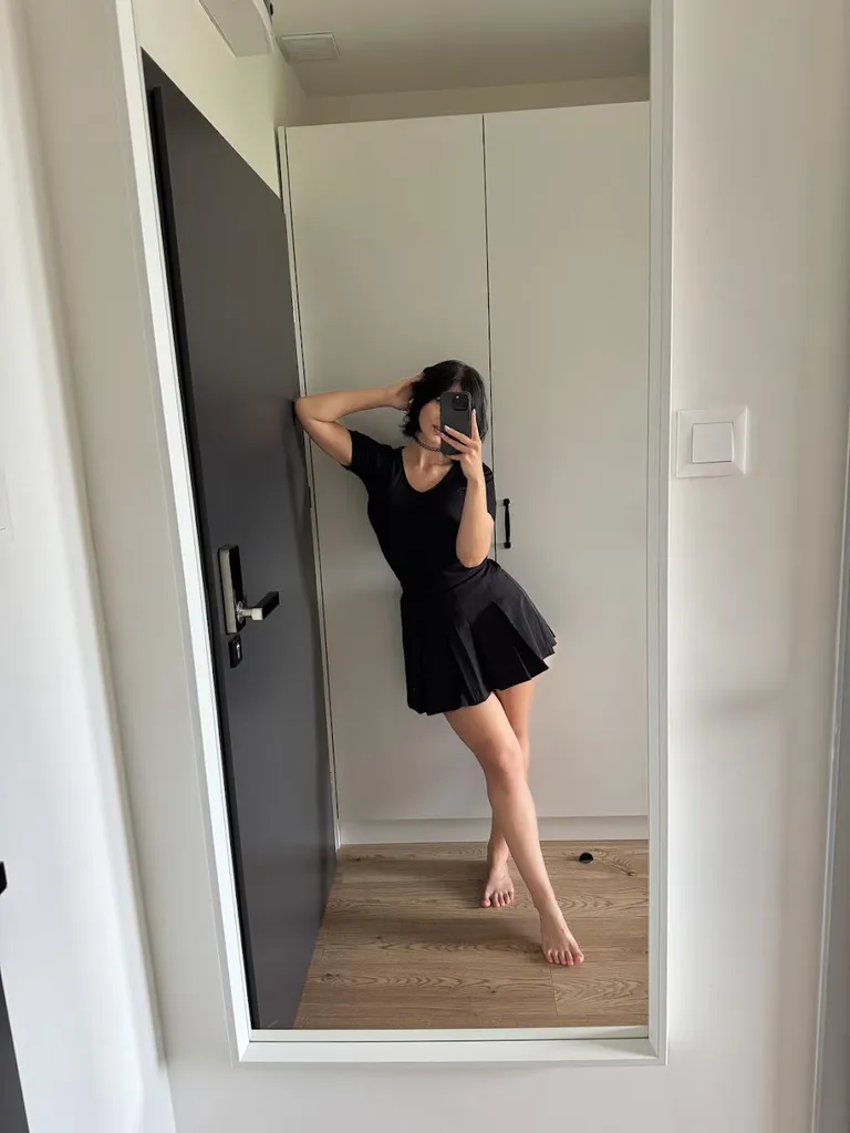 long, bare legs :&gt;