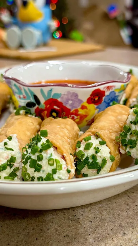 [homemade] Crab Rangoon Cannolis