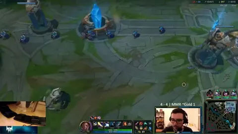 This french streamer is playing a duo bot all by himself, controlling the adc with his hands and yuumi with his feets