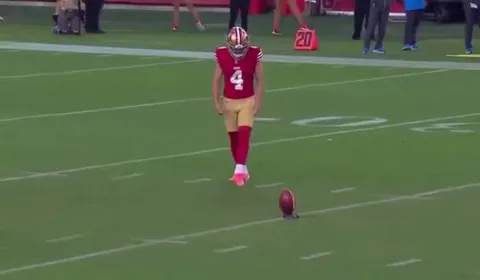 [Highlight] Kyle Shanahan and 49ers ST coach Brant Boyer react to Jake Moody kicking the ball out of bounds on a kickoff