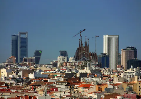 Madrid's pollution levels plummeted so drastically that you can now see the Sagrada Familia! :-0 #VamosEspaña