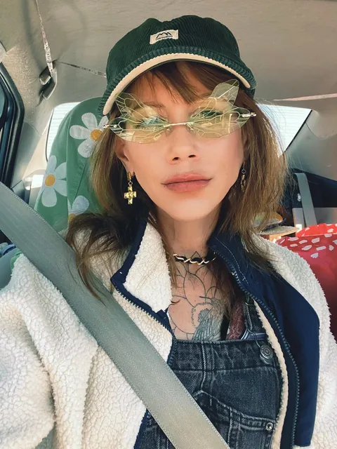 42F, wannabe travel blogger. I live in a van and walk dogs for money. Life’s great, knock me down