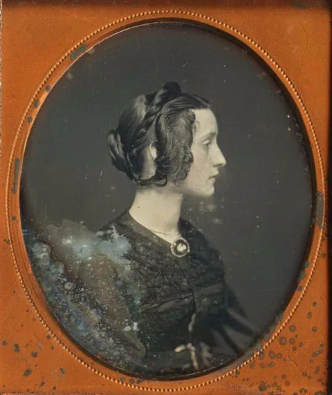 The many unique hairstyles of women during the Victorian era (1870s-1900s)