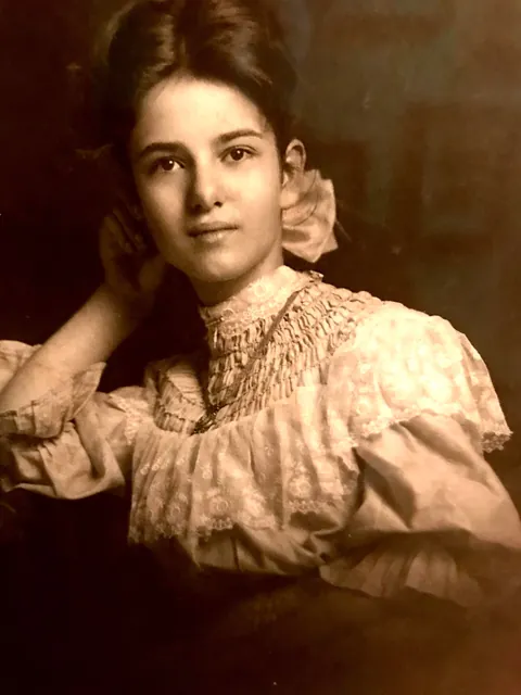 Great Grandmother (1900s) Grandmother (1930s)