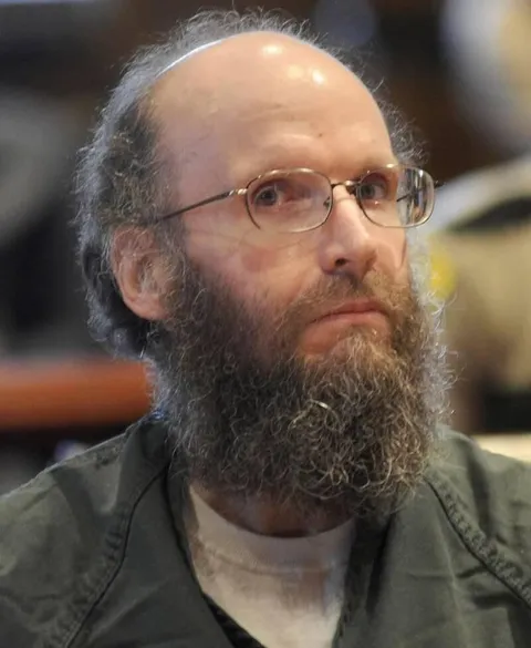 The Astonishing Story Of Christopher Thomas Knight, The Maine ‘Hermit’ Who Lived In Isolation For 27 Years. Between 1986 and 2013, Christopher Thomas Knight lived alone in the woods of Maine, stealing from seasonal cabins and summer camps in order to survive.