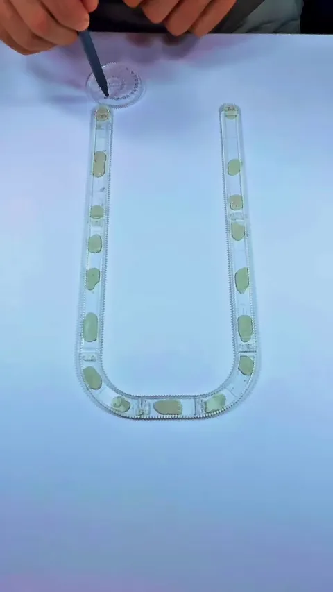 Drawing an "U" using a spirograph