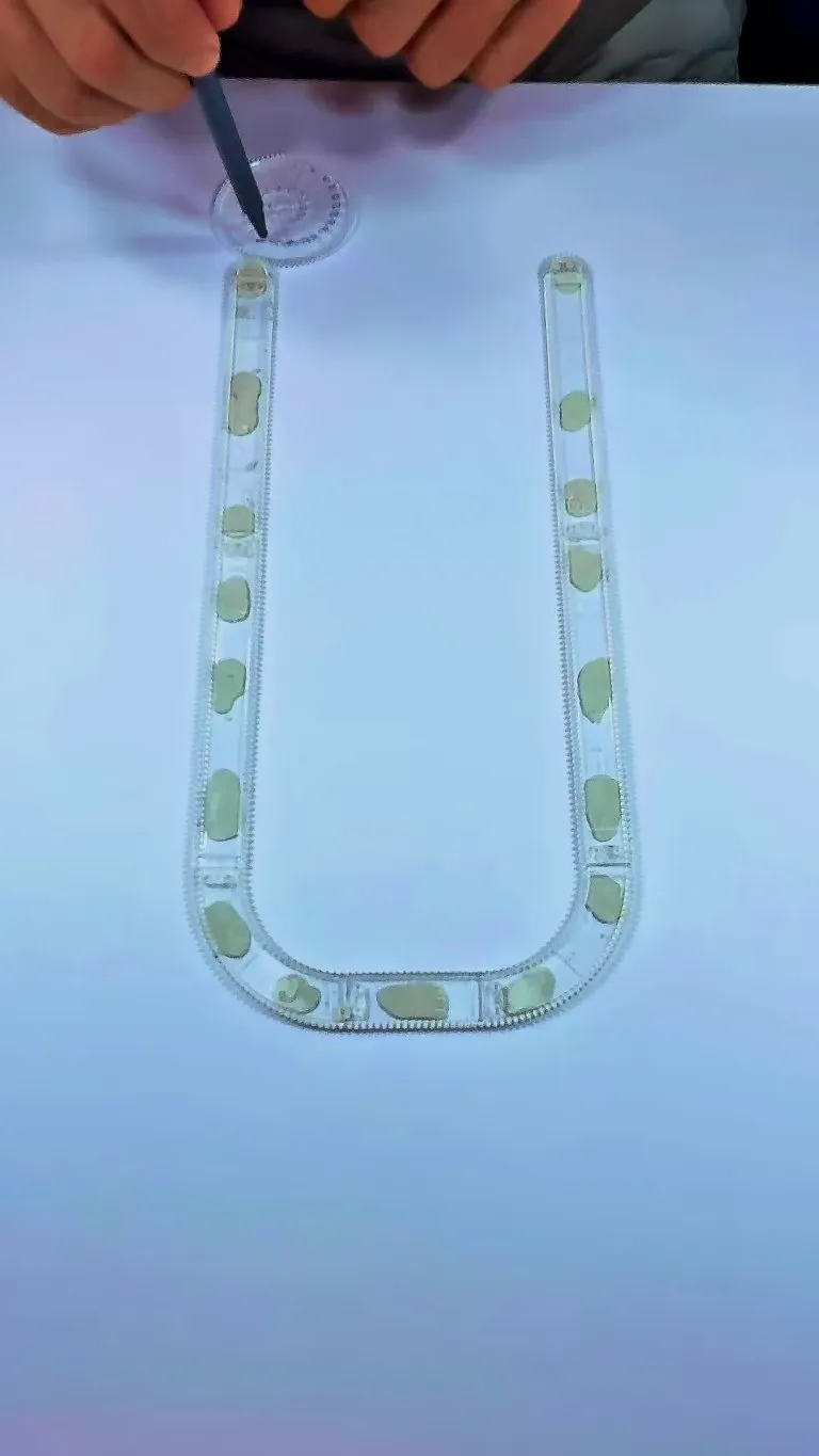 Drawing an "U" using a spirograph