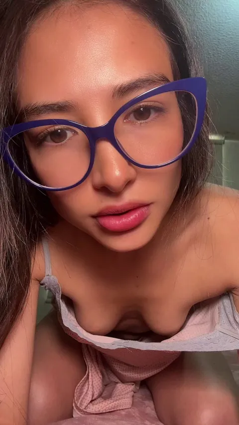 How would you react if you saw my small boobs on our first date?