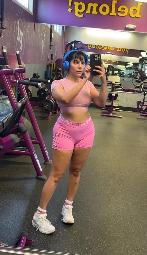 32F never married, no kids. Am I hot?