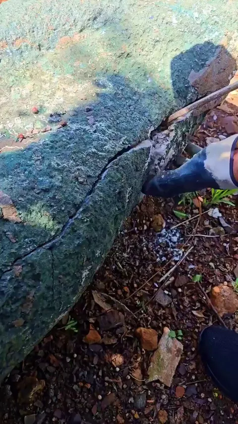 Cracking an Amethyst geode - Crystals inside