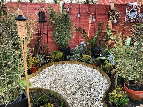 So I said a while ago to a few of you that I was building a room in my garden where i was surrounded by plants and was asked to share when I’m done. Here it is. Obviously things need time to grow, fill out ect and that takes time but I’m pretty happy with how it’s turned out 🌿