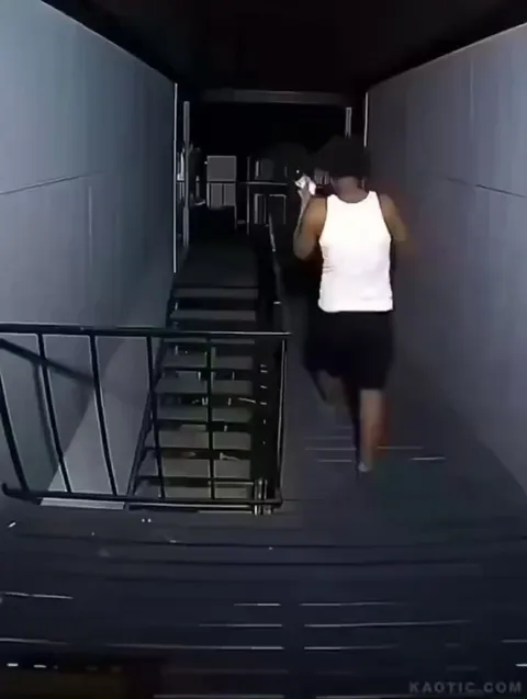 A girl saves her boyfriend from a robbery by pointing a machine gun at two armed robbers.(Texas)