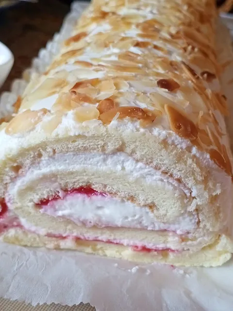 [Homemade] Swiss Roll with Raspberry Jam and Fresh Cream