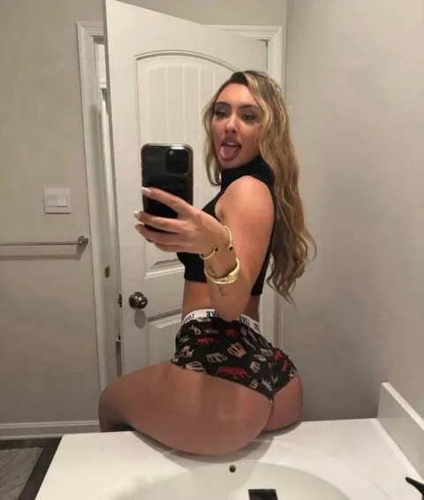 Choose one but other gooners decide what you do with her😏