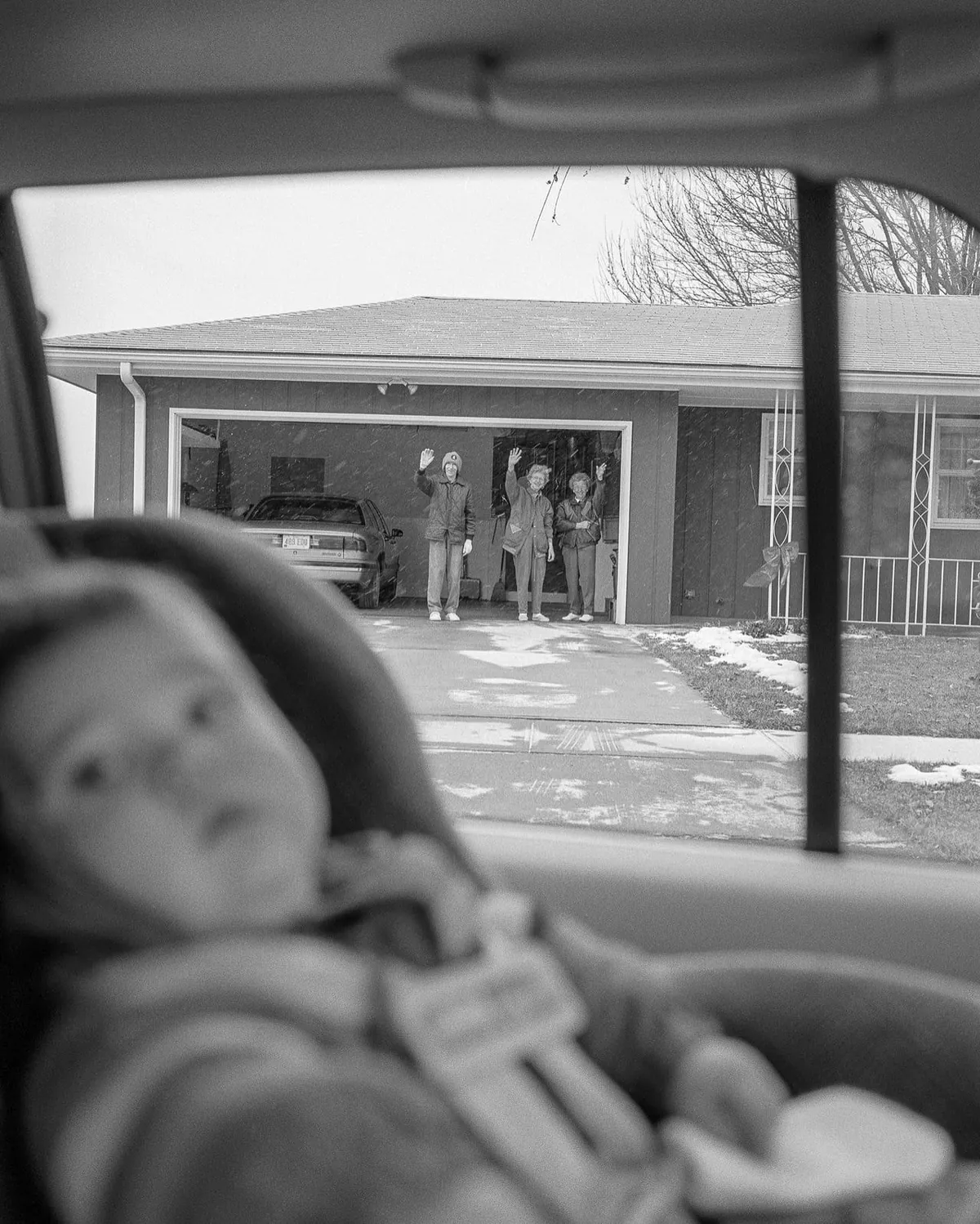 A WOMAN SPENT 27 YEARS PHOTOGRAPHING HER PARENTS WAVING HER GOODBYE 
