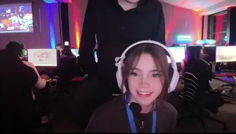NoArmsWhatley makes another girl uncomfortable