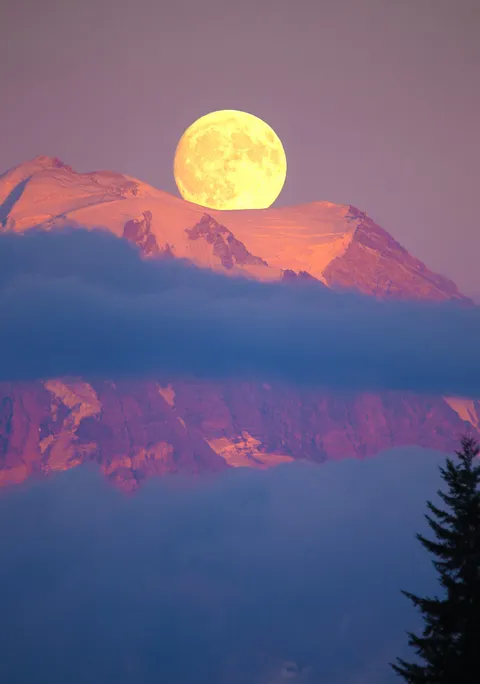 I Drove Halfway Across Washington to Capture the Sturgeon Moon Rise Directly Over Mount Rainier.
