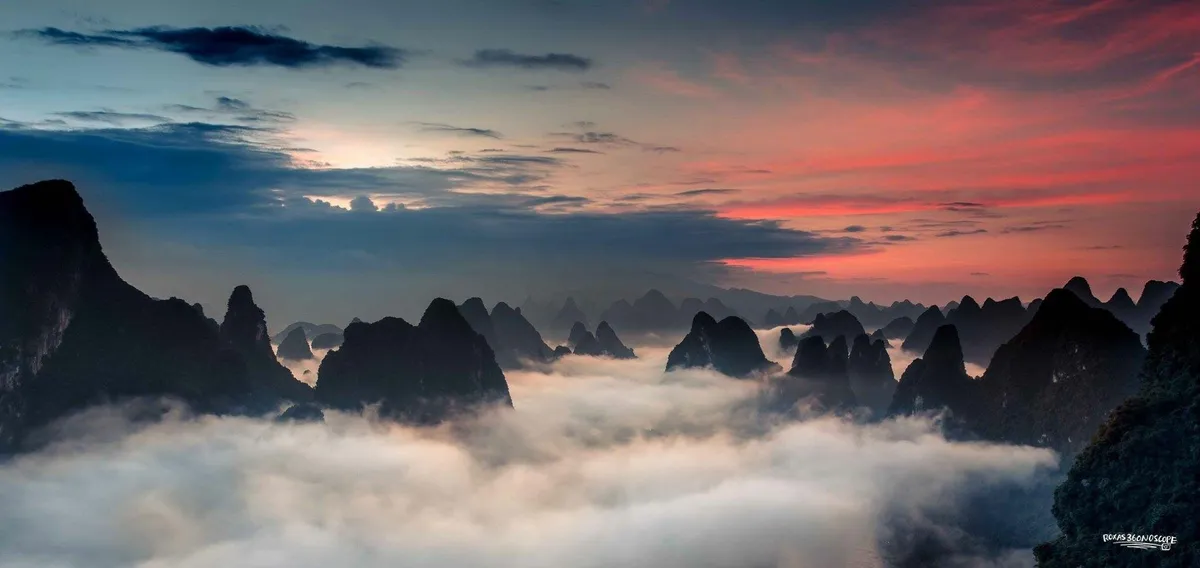I woke up at 3am to secure a spot to get this shot from the top of 相公mountain, Guilin, China. [oc] 2048*970