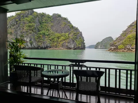 a cozy cruise ship room I stayed in HaLong Bay, Vietnam 🇻🇳