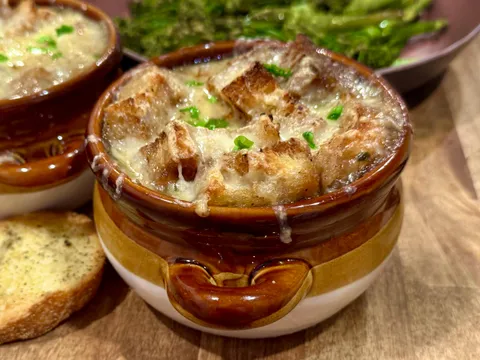 [Homemade] French onion soup with smoked Gruyère and homemade croutons.
