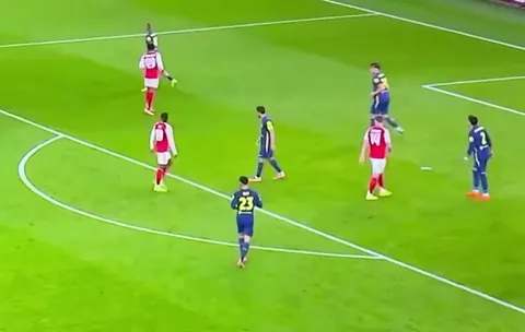 Gyökeres thrown to the floor