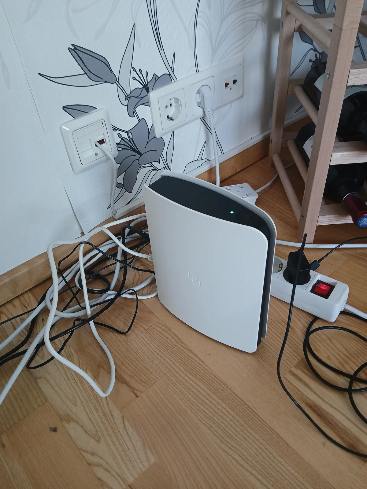 My dad's WiFi router kinda looks like PS5