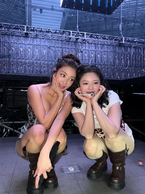 TWICE - Jihyo (feat Chaeyoung and Jeongyeon)