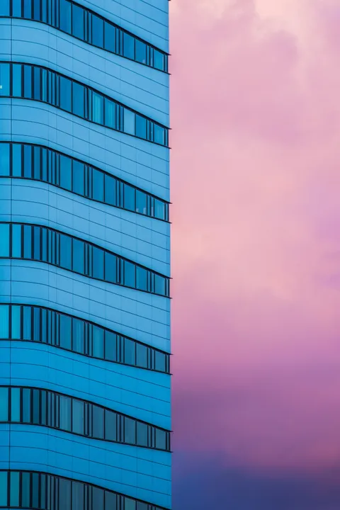 A building and a nice looking sky