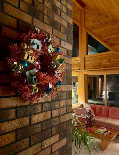 Over here just trying to keep my cats out of the tree. 🌲