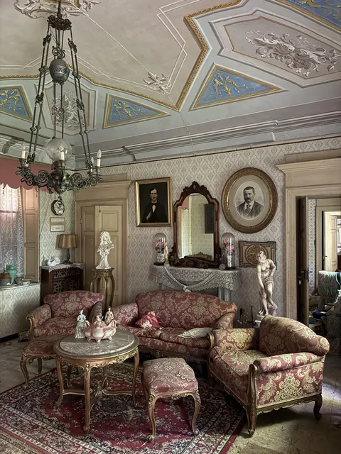 Abandoned Italian Mansion 🇮🇹🔦