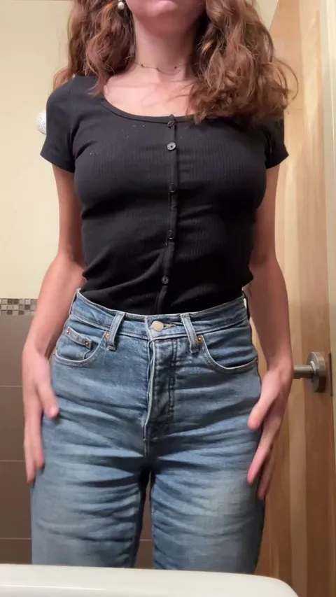 Happy Friday from the office bathroom😏