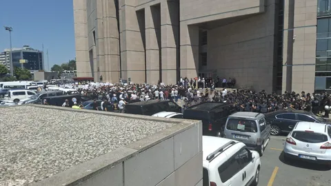 Erdogan police barricade the Istanbul Courthouse against lawyers