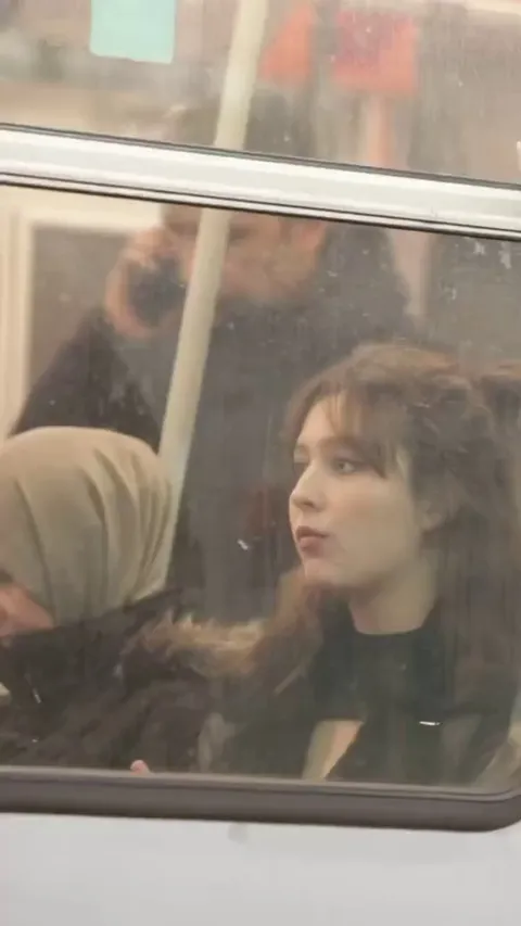 He tried to be romantic , but She gave him the finger