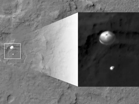 Mars Reconnaissance Orbiter catches Curiosity Rover parachute landing... August 2012