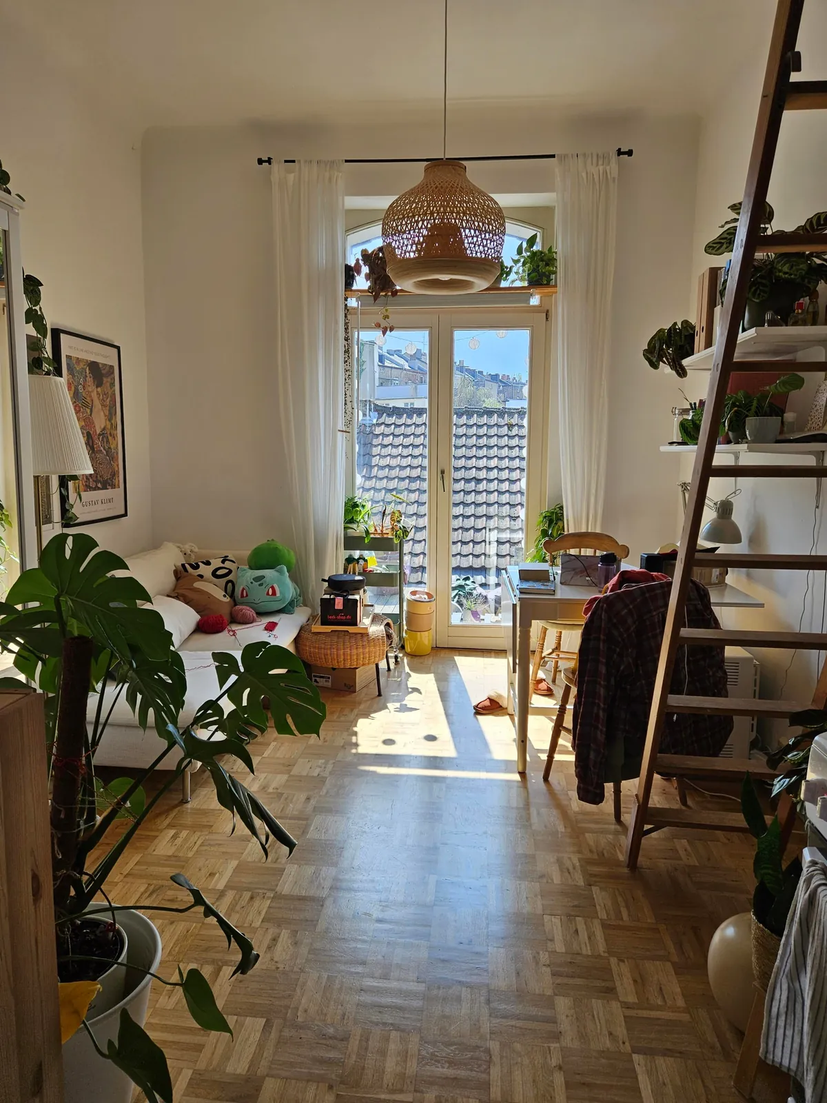 18sqm (194sqft) studio flat with built-in loft bed