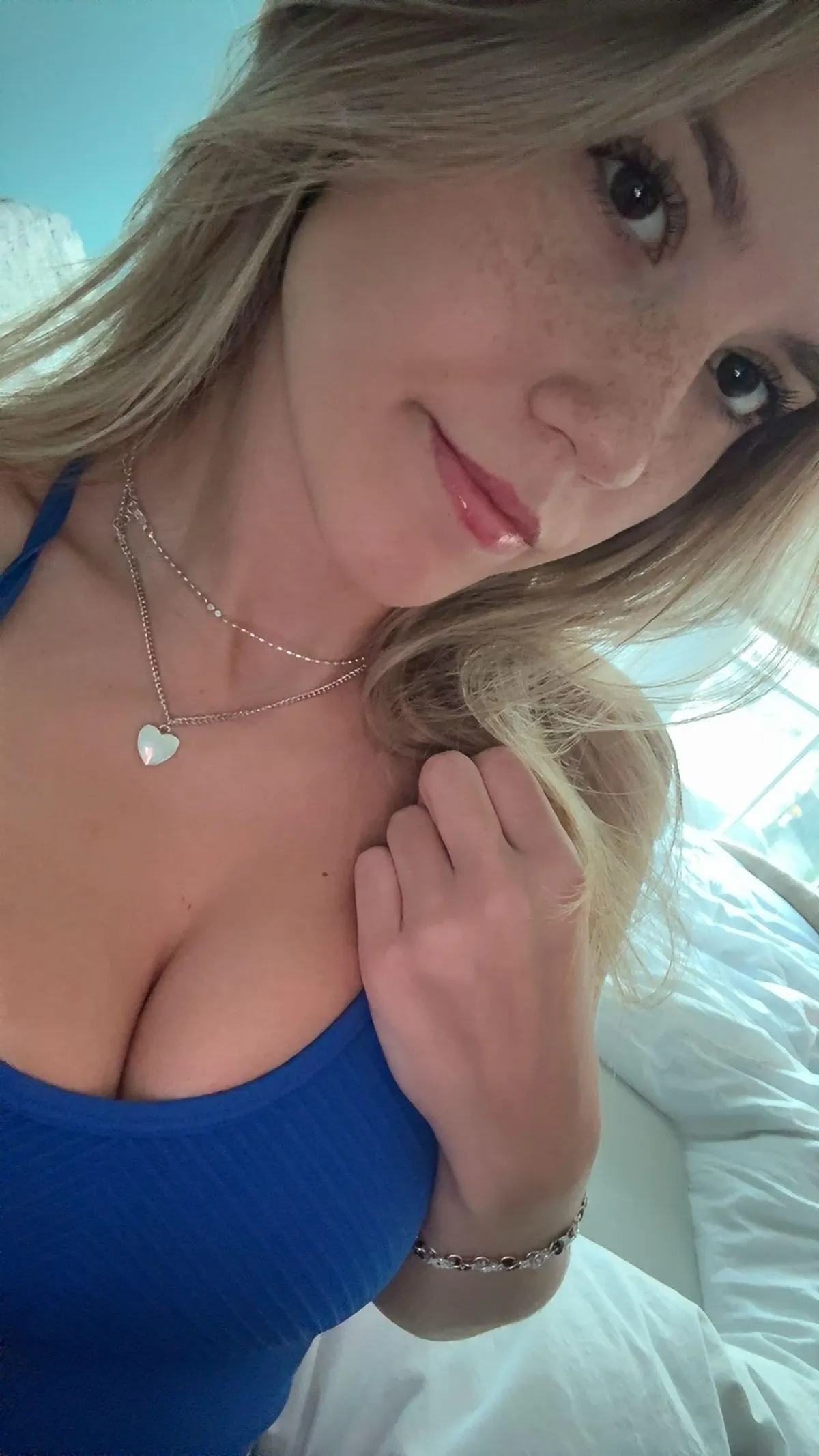 18F Am I hot? be honest, i can take it....