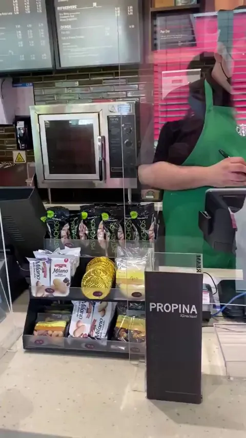 This is how easy it is to buy Starbucks coffee with bitcoin in El Salvador.