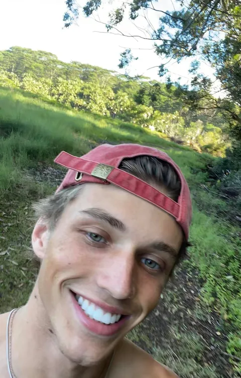 20 yo super horny send a dm