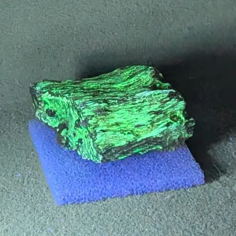 I found radioactive asbestos at a pawn shop, and it glows like kryptonite