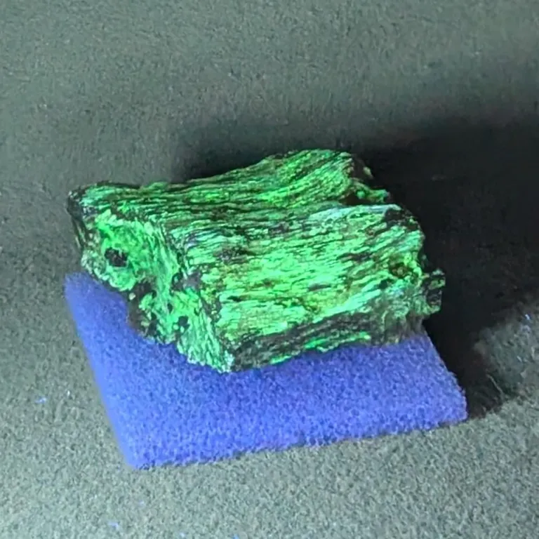 I found radioactive asbestos at a pawn shop, and it glows like kryptonite
