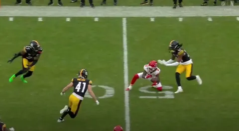 [Highlight] This pass from Mahomes to Brown hit the ground and should've been ruled incomplete but the Chiefs were quick to snap the ball before the Steelers could challenge the call