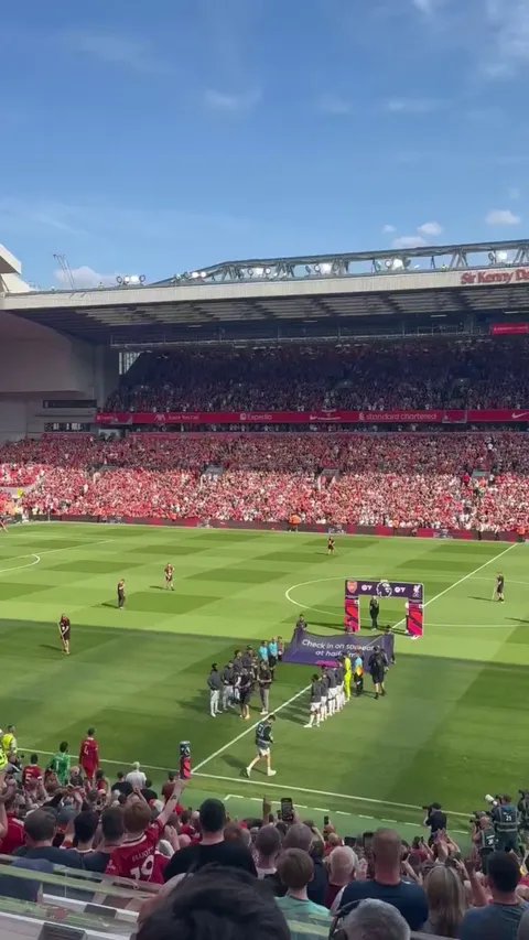 Arsenal give Liverpool a guard of honour