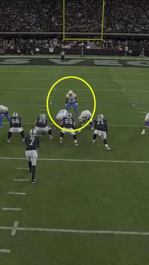 [Highlight] Derwin James runs defensive "pick" to free up Khalil Mack for a sack