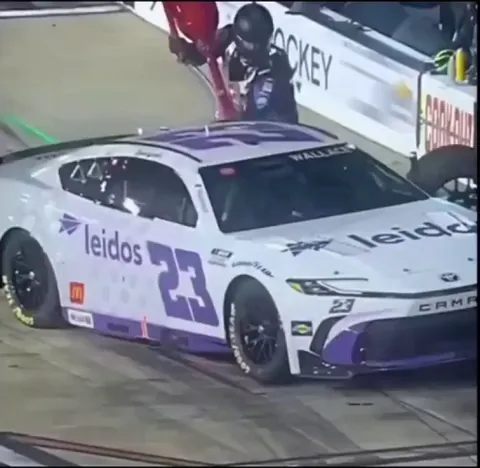 Another team helping for pitstop