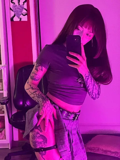 Just a horny girl 🤍