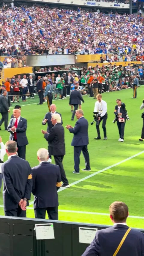 Trump bood by soccer fans