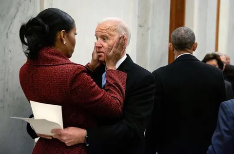 PsBattle: Michelle Obama offers some words to President Joseph R. Biden