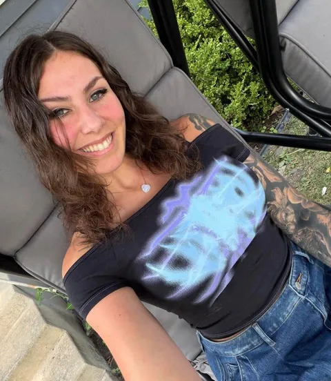 Born in 1999, 1 kid... Am I still hot? 🫣➡️ F27