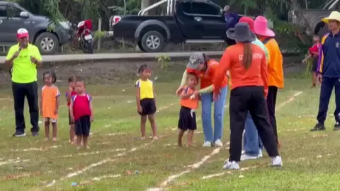 Boy in Thailand cries to mum &amp; refuses to race, wins gold chasing her down